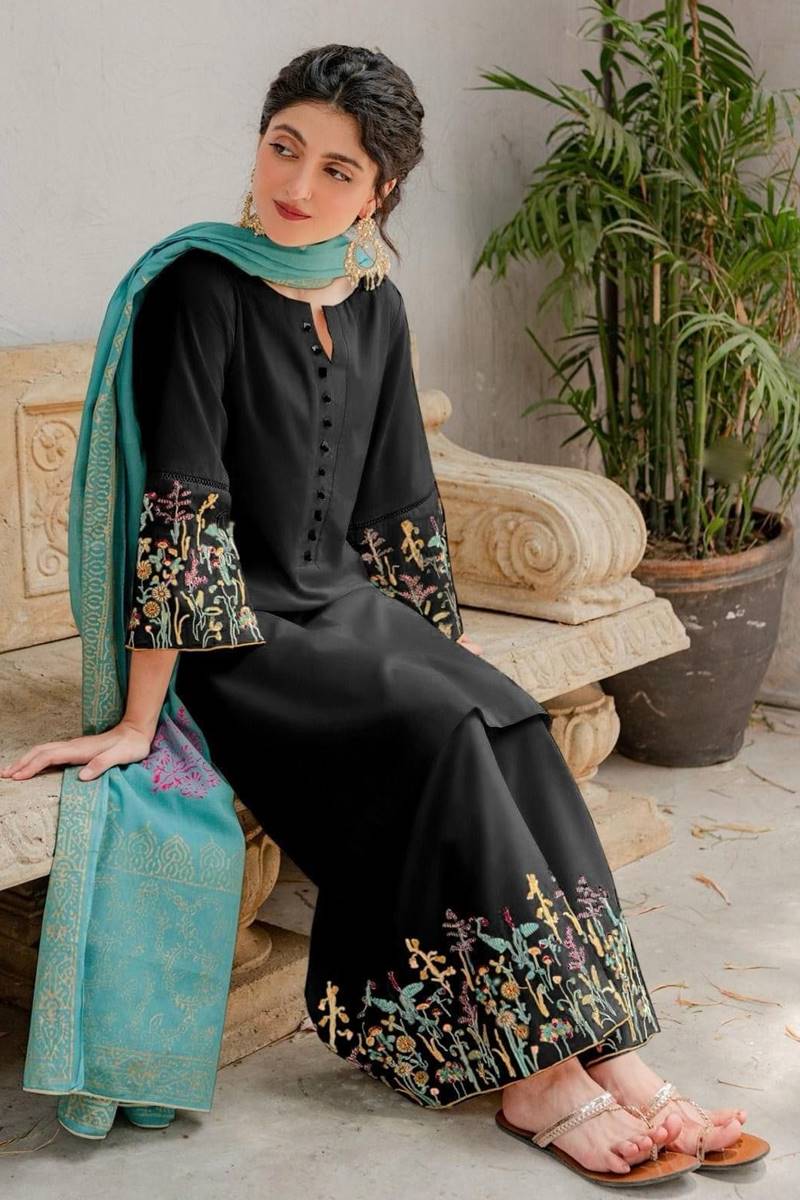 SC-882 Black Embroidered Dhanak 3pc Wt